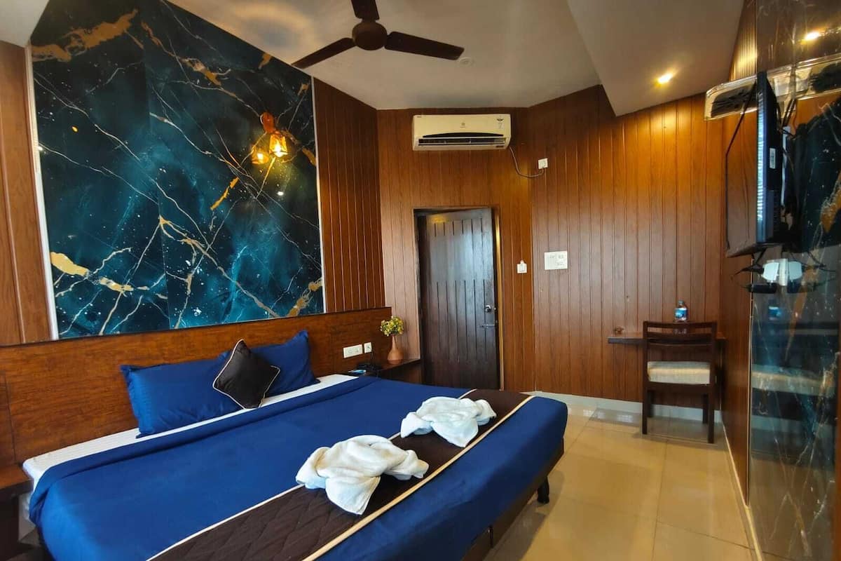 Deluxe Room | Premium bedding, desk, iron/ironing board (on request), WiFi (free)