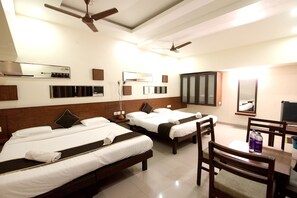 Literie de qualité supérieure, bureau, fer et planche à repasser