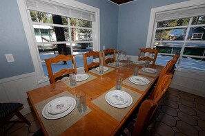 Cabin, 5 Bedrooms | Private kitchen