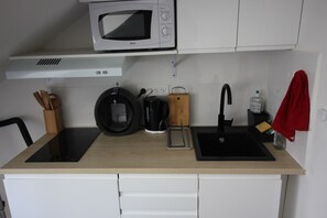 Réfrigérateur, micro-ondes, plaque de cuisson, cafetière/bouilloire