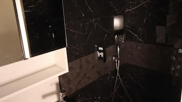 Douche, sèche-cheveux, serviettes fournies, savon