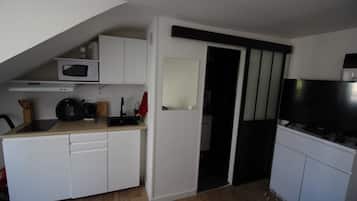 Fridge, microwave, stovetop, coffee/tea maker