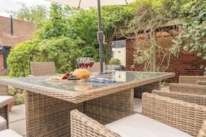 Outdoor dining - The Farmhouse at Boundary Farm, Framlingham (Woodbridge)