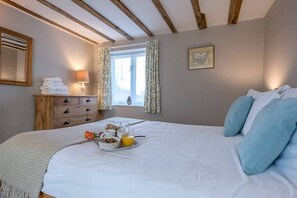 2 bedrooms, iron/ironing board, WiFi, bed sheets - The Hayloft at Boundary Farm, Framlingham (Framlingham)
