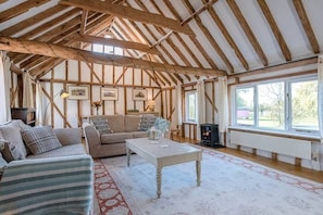 TV, foosball - The Hayloft at Boundary Farm, Framlingham (Framlingham)