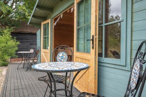 Outdoor dining - The Hayloft at Boundary Farm, Framlingham (Framlingham)