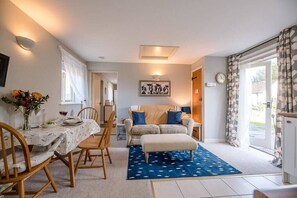 Télévision, baby-foot, chaîne hi-fi