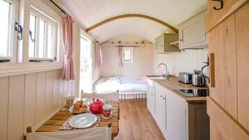 Fridge, oven, stovetop, cookware/dishes/utensils