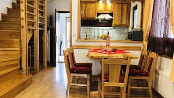 家庭單棟房屋 | 私人廚房 | 雪櫃、爐具、廚房用具/餐具/器皿、廚房中島