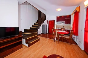 Refrigerador, placa de cocina, utensilios de cocina, isla de cocina