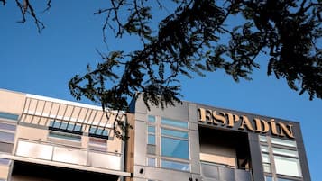 Een gebouw met de naam 'ESPADIN' duidelijk zichtbaar op de gevel.