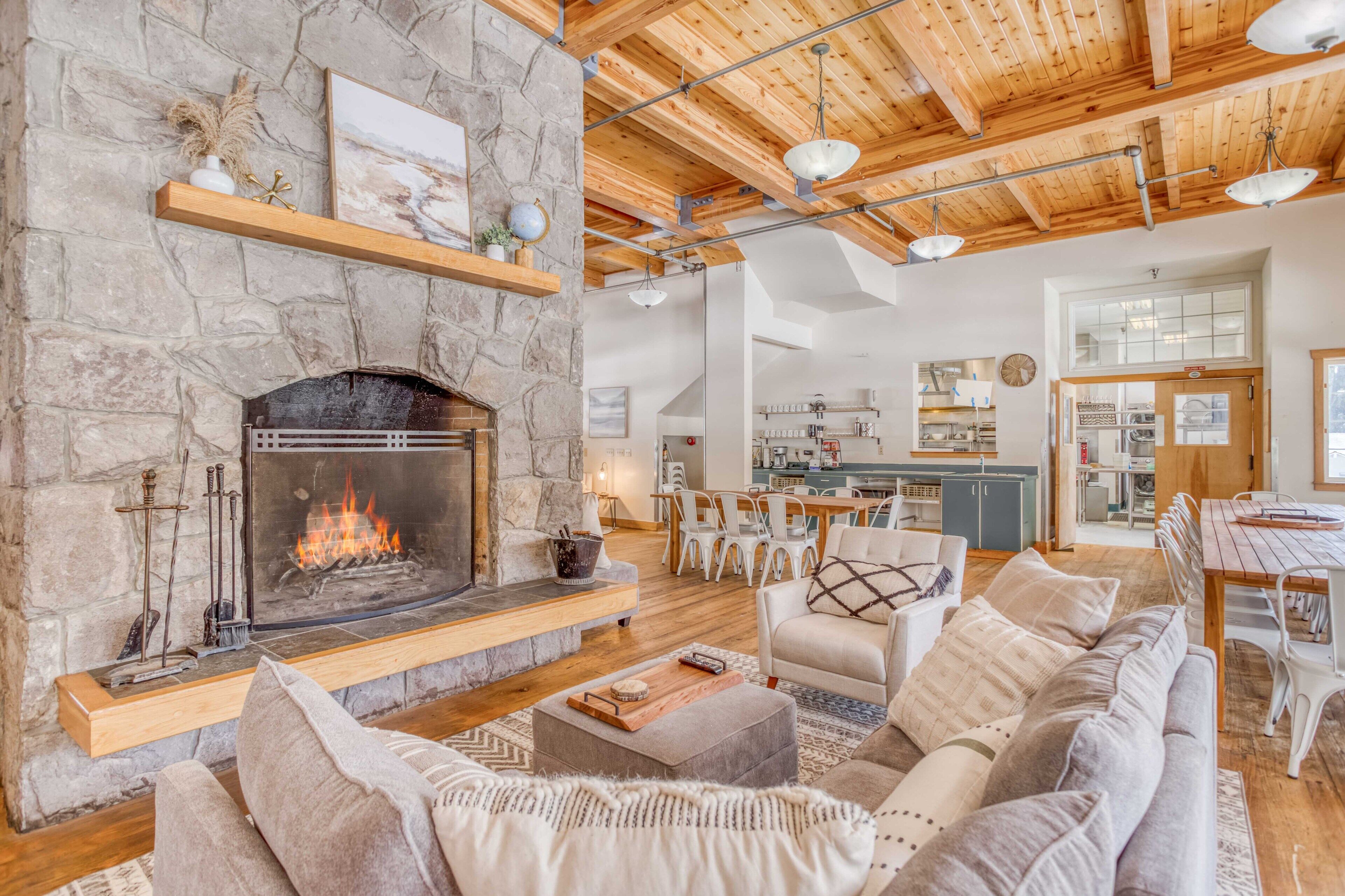 Government Camp Lodge with Hot Tub and Room for the Whole Family!