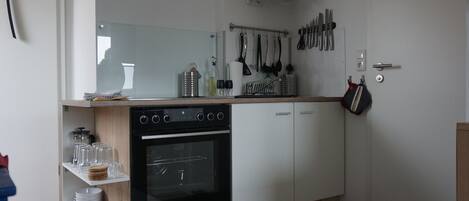Kühlschrank, Mikrowelle, Ofen, Herdplatte