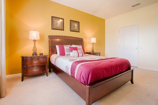 3 habitaciones, tabla de planchar con plancha, wifi y ropa de cama 