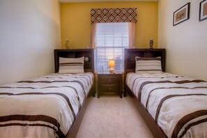 3 habitaciones, tabla de planchar con plancha, wifi y ropa de cama 