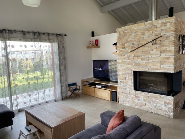 Televisio, takka, DVD-soitin, pöytäjalkapallopöytä