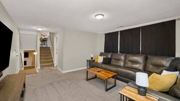 Televisio, takka, työhuone