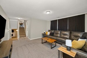 Televisión, chimenea, oficina