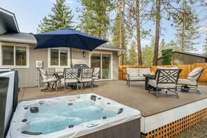 Outdoor dining - Charming Valley Home I Hot Tub Getaway (Spokane Valley)