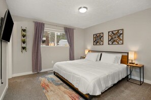 4 soverom, skrivebord, strykejern/-brett og reiseseng for barn