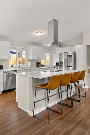 Fridge, microwave, oven, stovetop - Charming Valley Home I Hot Tub Getaway (Spokane Valley)