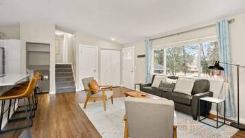 Tv, eldstad och kontor