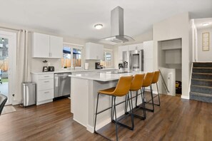 Refrigerador, microondas, horno, placa de cocina