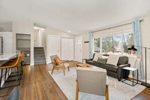 Televisión, chimenea, oficina