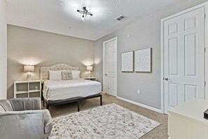 3 عدّة غرف نوم ومكواة/لوح كي وواي فاي وملاءات أسرّة