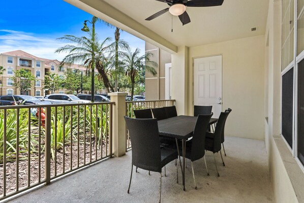 تناول الطعام بالخارج