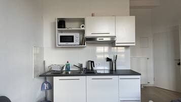 Standard Apartment, 2 Twin Beds | Private kitchen | Fridge, microwave, stovetop, coffee/tea maker