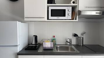 Kühlschrank, Mikrowelle, Herdplatte, Wasserkocher mit Kaffee-/Teezubehör