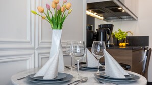 Un tavolo apparecchiato con piatti, bicchieri e un vaso di tulipani.