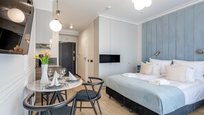 Una moderna camera d'albergo con un letto, un comodino e delle sedie.