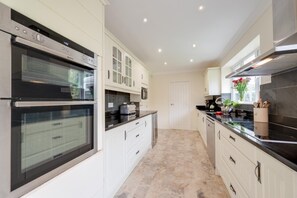 Oven, dishwasher, highchair, cookware/dishes/utensils - 5 Bed in Croyde (oc-brambc) (Croyde)