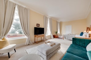 TV, fireplace