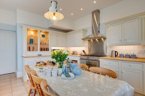 Microwave, oven, dishwasher, cookware/dishes/utensils