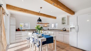 Oven, dishwasher, cookware/dishes/utensils - 3 Bed in Croyde (oc-croyco) (Braunton)