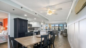 Una cocina amplia con comedor, ventilador de techo y vistas al exterior.