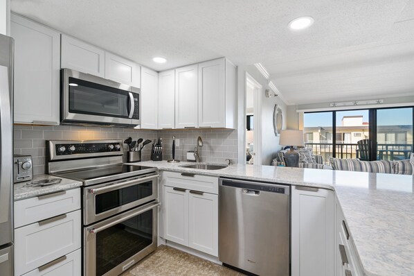 Kühlschrank, Mikrowelle, Ofen, Herdplatte