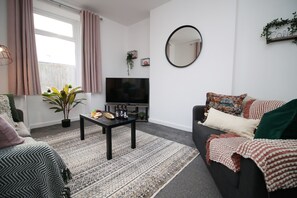 House | Living area | Flat-screen TV - Kingsway House by Tŷ SA (Newport)