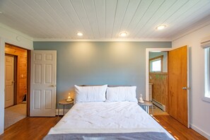 3 habitaciones, escritorio y tabla de planchar con plancha 