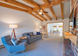 Smart TV, fireplace, books, music library - Steps from Cedar Beach ! Tranquil Retreat in the Heart of Wine Country (Southold)