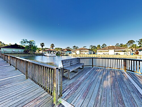 < 10 min. to beach, trails & The WHARF! (dog friendly)