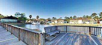 < 10 min. to beach, trails & The WHARF! (dog friendly)