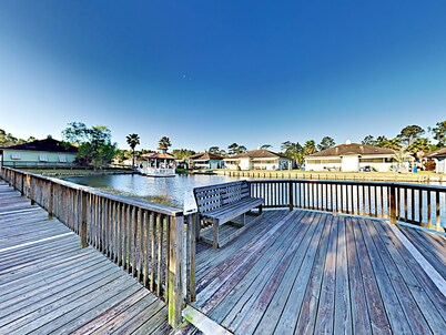 < 10 min. to beach, trails & The WHARF! (dog friendly)