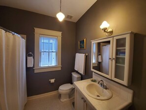 Combined shower/bathtub, hair dryer, towels, soap - Urban Bungalow ... Close to EVERYTHING!!! (Tampa)