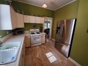 Fridge, microwave, oven, stovetop - Urban Bungalow ... Close to EVERYTHING!!! (Tampa)