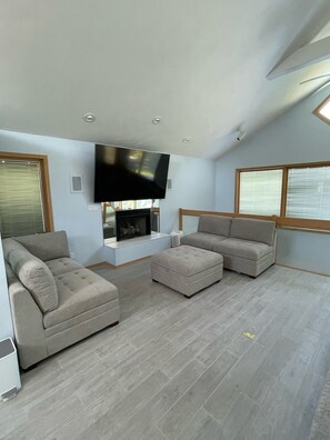 Smart-TV, Kamin, Videospiele, Bücher
