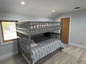 5 bedrooms, desk, free WiFi, bed sheets - Large Custom Home with firetable, river access, Smart TV's, yard games and more (Rockford)
